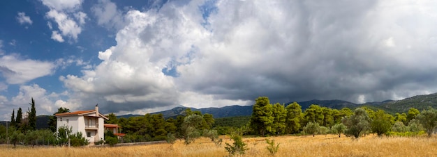 Giganti Cumulus nuvole prima dell'avvicinarsi della tempesta estiva in un villaggio sull'isola greca in Grecia