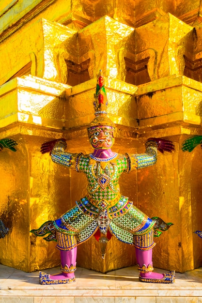 Giganti dal famoso tempio di smeraldo da Bangkok, Thailandia