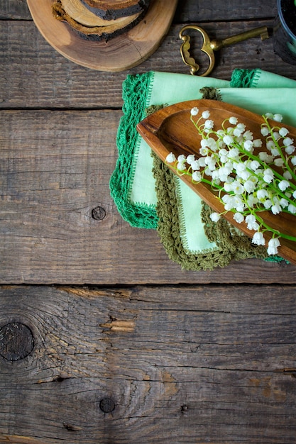 Gigli della tavola di legno di tempo di primavera