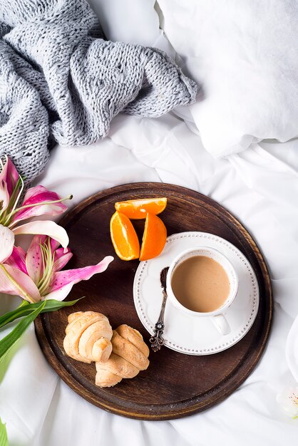 Gigli rosa e tazza di caffè