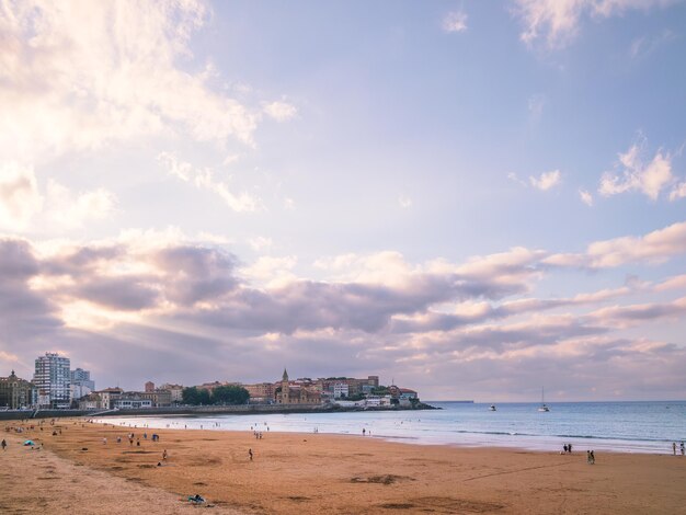 Gijon asturie san lorenzo spiaggia sfondo pietra miliare estate viaggio spagnolo mare destinazione