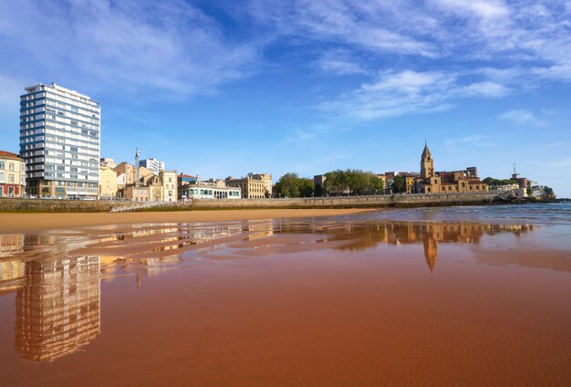 Gijon playa San Lorenzo spiaggia Asturie Spagna