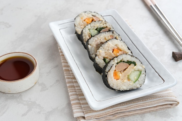 Gimbap arrotolato coreano, fatto di riso, cetriolo, tonno, carota, salsiccia, bastoncino di granchio