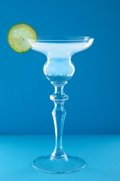 Gin tonic cocktail sulla parete blu