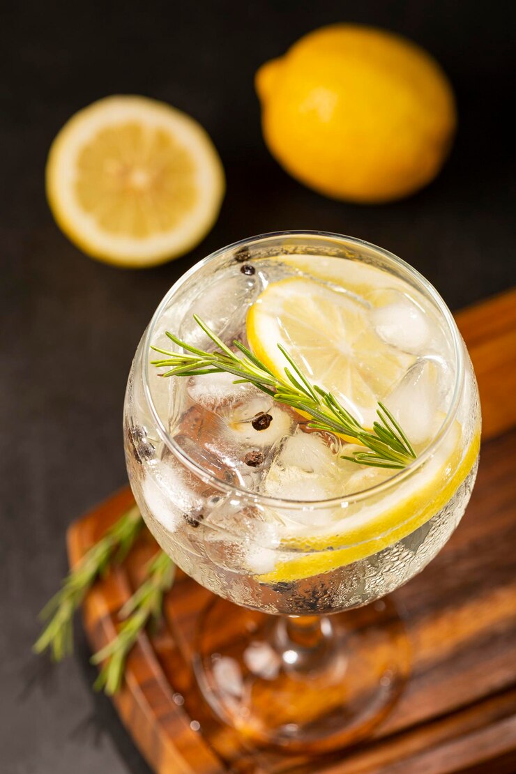 Gin Tonic guarnito con limone e rosmarino