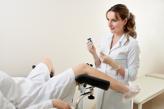 Ginecologo esaminando un paziente seduto sulla sedia ginecologica