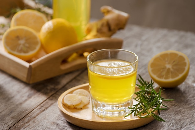 Ginger Ale - Bevanda soda biologica fatta in casa con limone e zenzero, copia spazio.