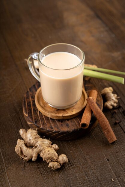 Ginger caldo o wedang susu jahe latte con zucchero marrone cannella citronella e chiodi di spezie