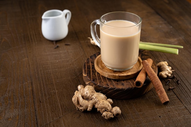 Ginger caldo o wedang susu jahe latte con zucchero marrone cannella citronella e chiodi di spezie