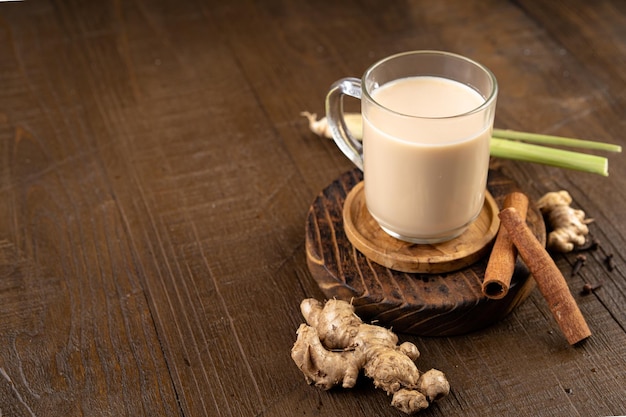 Ginger caldo o wedang susu jahe latte con zucchero marrone cannella citronella e chiodi di spezie