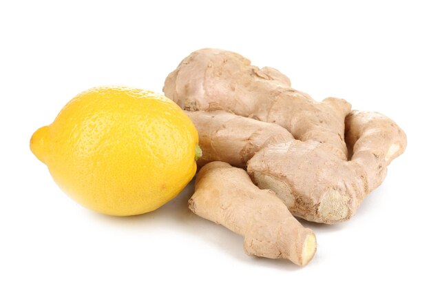 Ginger con limone isolato su bianco