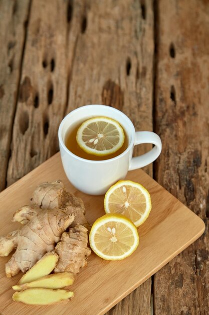 Ginger e limoni sulla tavola da taglio sopra il tavolo