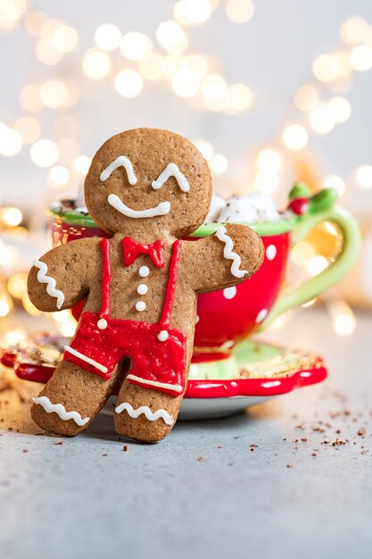 Gingerbread cookie man in una cioccolata calda con marshmallow