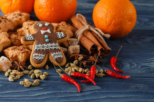 Gingerbread Man su legno. Sfondo di vacanze di Natale.