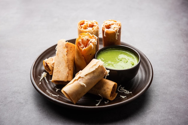 Gini o Jini Dosa è una varietà di street food in stile mumbai servita in un piatto con chutney verde