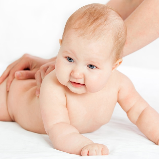 Ginnastica bambino. massaggia un neonato.