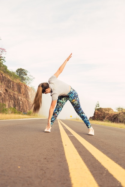 Ginnastica ed esercizi di stretching all'aperto