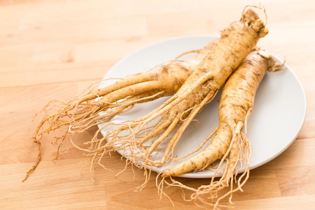 Ginseng fresco sul piatto