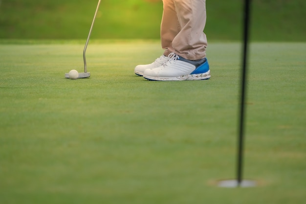 Giocando a golf che prepara sparare all'uomo che mette sul verde