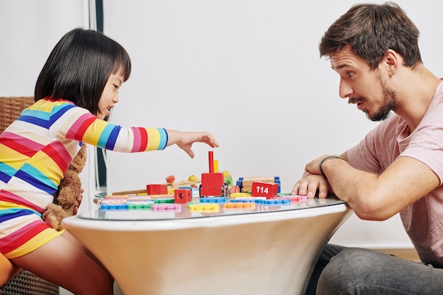 Giocando padre e figlia