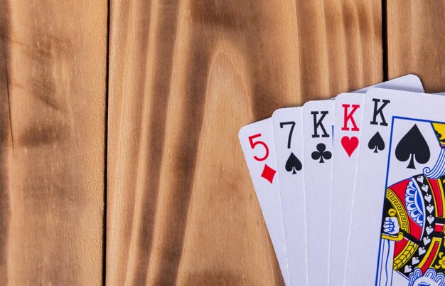 Giocare a carte su un tavolo di legno