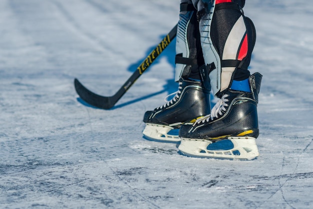 Giocare a hockey su ghiaccio sul lago ghiacciato