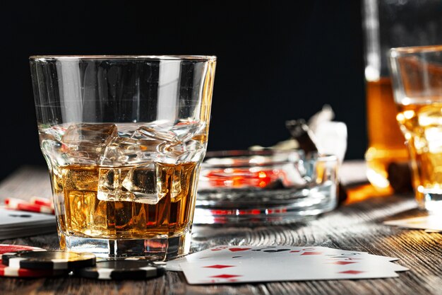 Giocare a poker con whisky e sigari sul tavolo