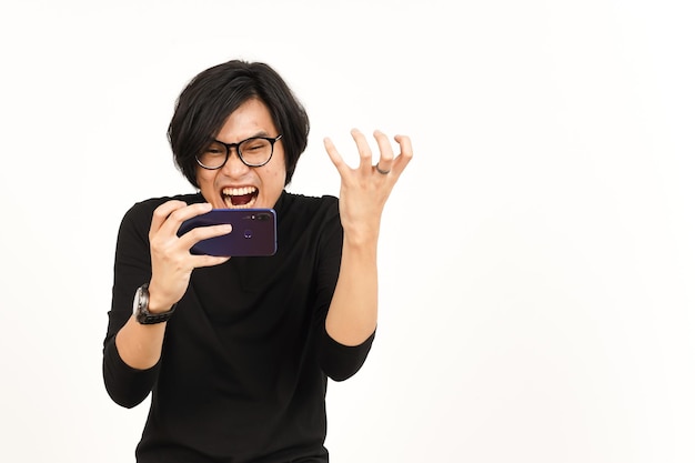 Giocare a un gioco per cellulare su Smartphone di un bell'uomo asiatico isolato su sfondo bianco
