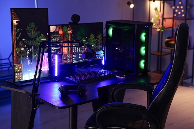 Giocare a videogiochi Interni eleganti della stanza con computer moderno e sedia da gioco con luci al neon