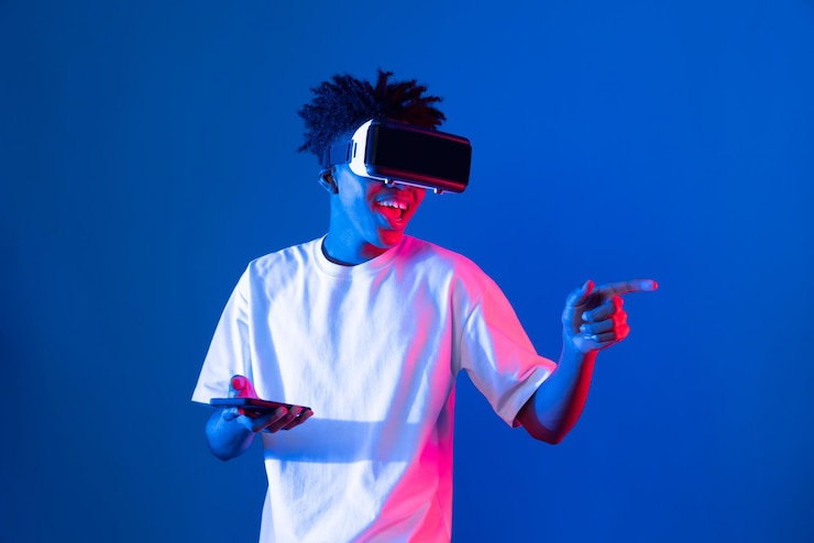 Foto giocatore afroamericano che indossa vr usando il telefono giocare a gioco neon parete ingegneria