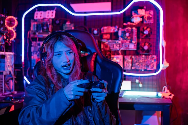 Giocatore che utilizza un controller joystick per un torneo virtuale gioca a videogiochi online