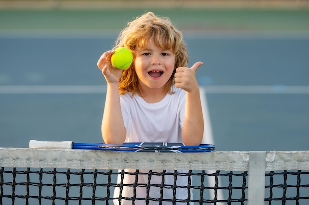 Giocatore del bambino di tennis dei bambini di tennis sul concetto di sport del campo da tennis