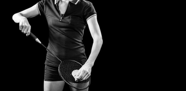 Giocatore di badminton che tiene una racchetta pronta a servire