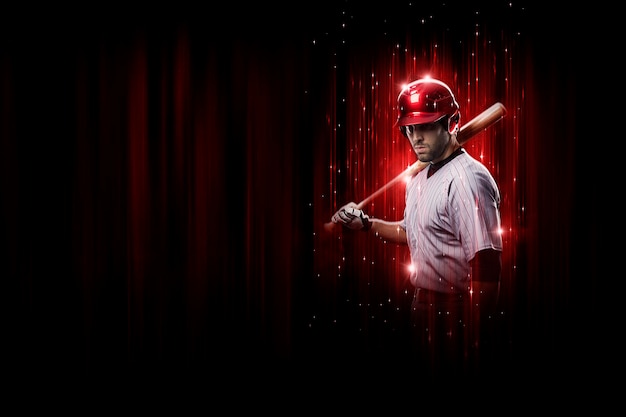 Giocatore di baseball in uniforme rossa