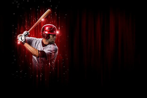 Giocatore di baseball in uniforme rossa