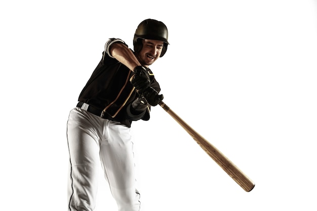 Giocatore di baseball, lanciatore in un'uniforme nera che pratica e si allena isolato su un muro bianco. Giovane sportivo professionista in azione e movimento. Stile di vita sano, sport, concetto di movimento.