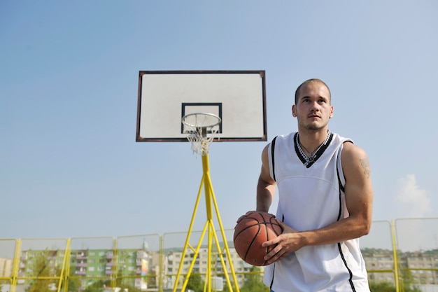 giocatore di basket che pratica e posa per il concetto di atleta di basket e sport