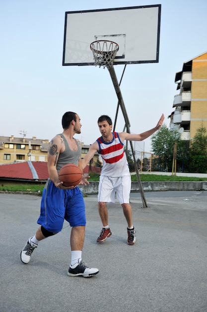 giocatore di basket che pratica e posa per il concetto di atleta di basket e sport