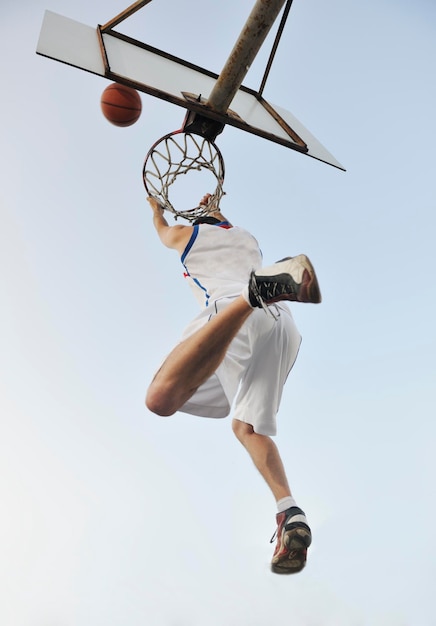 giocatore di basket che pratica e posa per il concetto di atleta di basket e sport