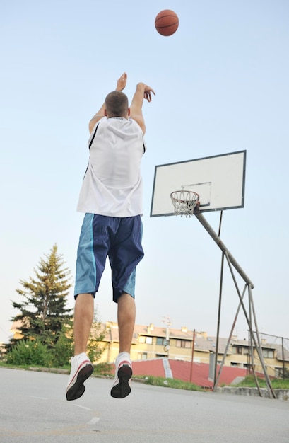 giocatore di basket che pratica e posa per il concetto di atleta di basket e sport