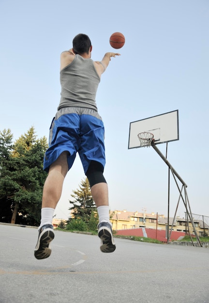 giocatore di basket che pratica e posa per il concetto di atleta di basket e sport