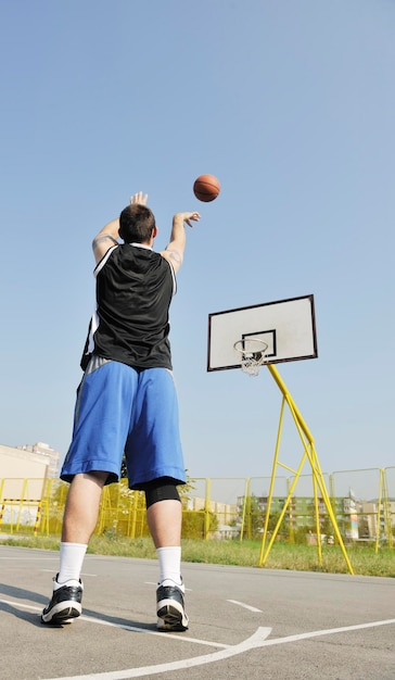 giocatore di basket che pratica e posa per il concetto di atleta di basket e sport