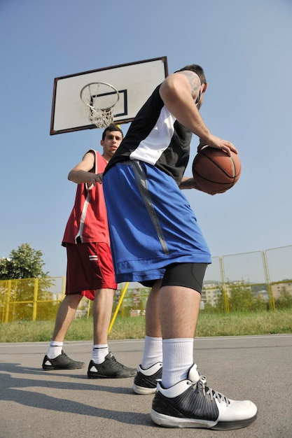 giocatore di basket che pratica e posa per il concetto di atleta di basket e sport