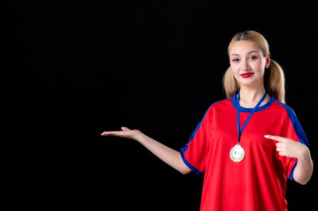 giocatore di basket femminile con medaglia d'oro su sfondo nero trofeo giochi vincenti atleta