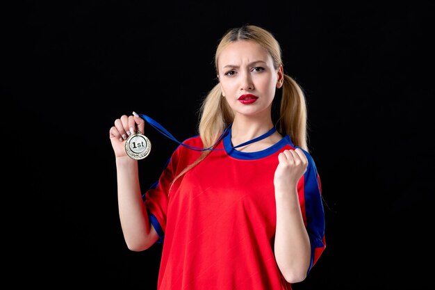 giocatore di basket femminile con medaglia d'oro sul trofeo vincitore del gioco atleta sfondo nero