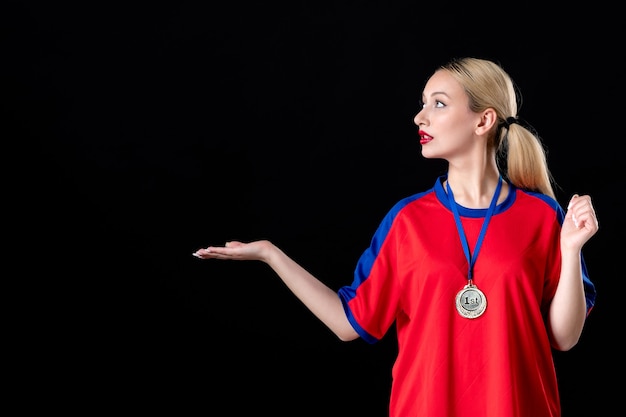 giocatore di basket femminile con medaglia d'oro sullo sfondo nero trofeo gioco vincente atleta