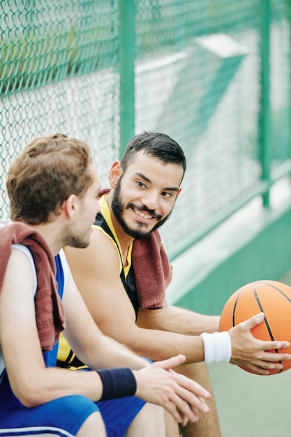 Giocatore di basket guardando parlando amico