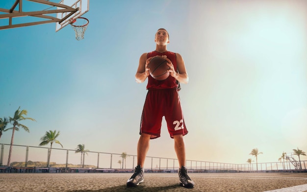 Giocatore di basket in azione al tramonto