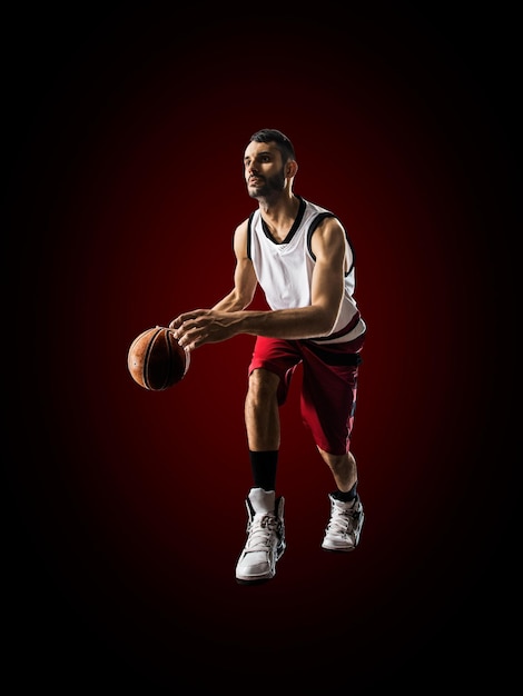 Giocatore di basket rosso in azione in palestra