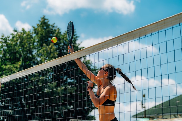 Giocatore di beach tennis in rete